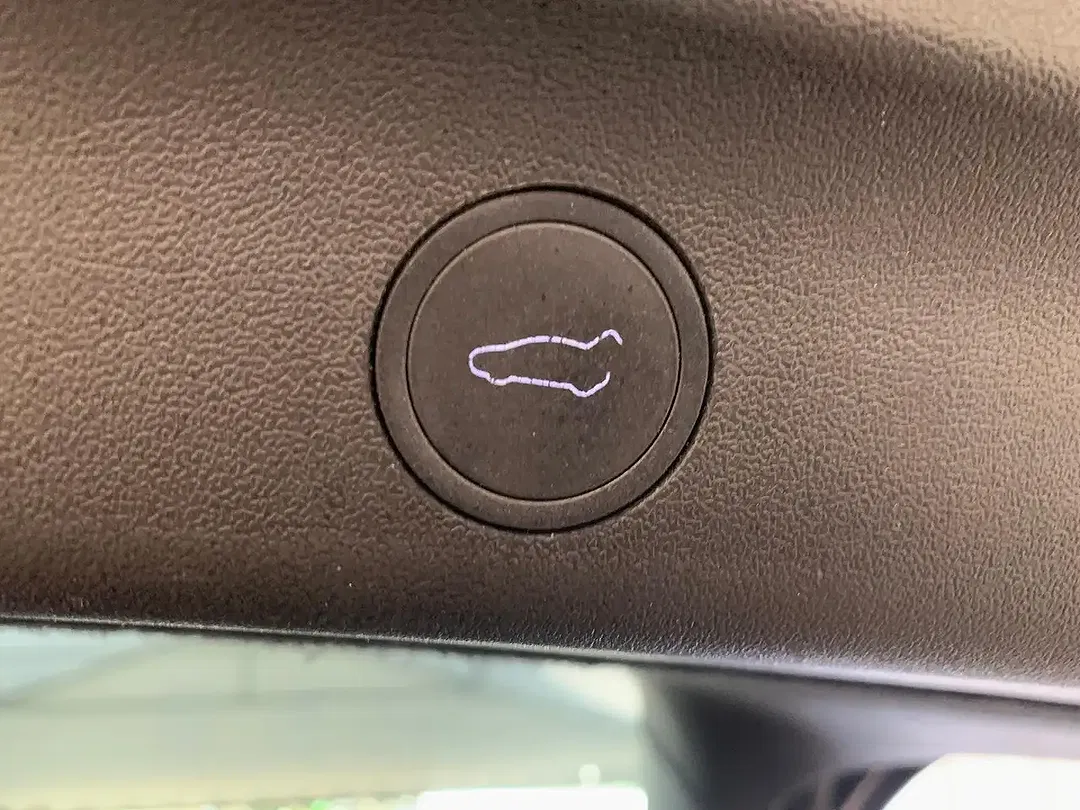Tesla Model Y - Thumbnail 7