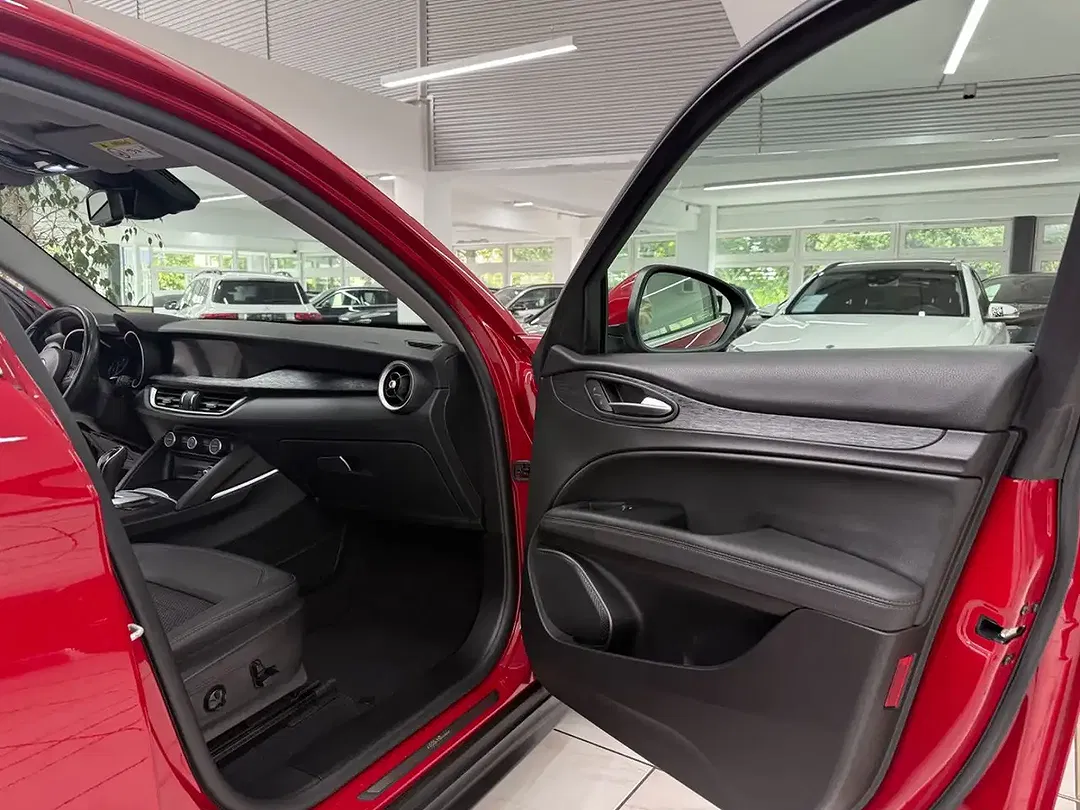 Alfa Romeo Stelvio - Thumbnail 8