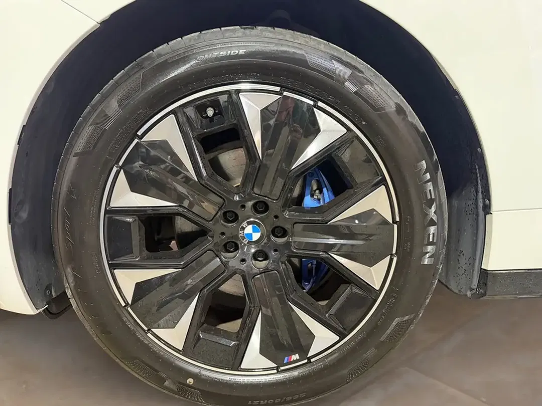 BMW iX - Thumbnail 3