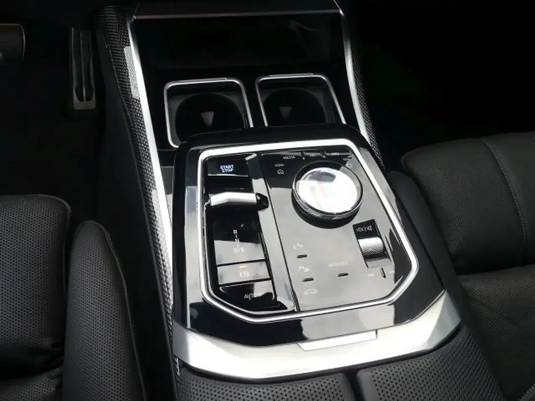 BMW i7 - Thumbnail 11