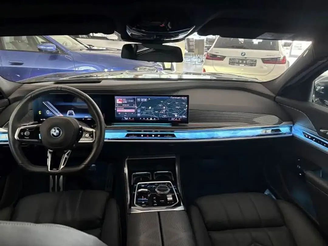 BMW i7 - Thumbnail 13
