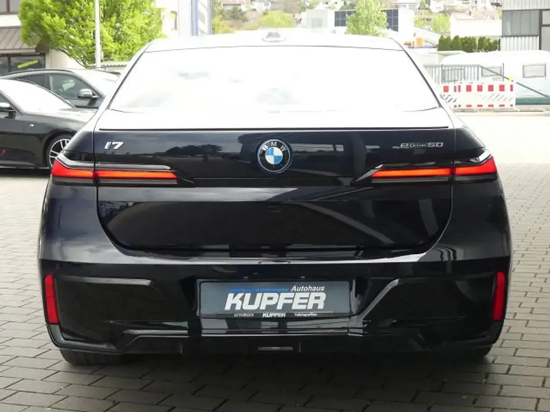 BMW i7 - Thumbnail 3