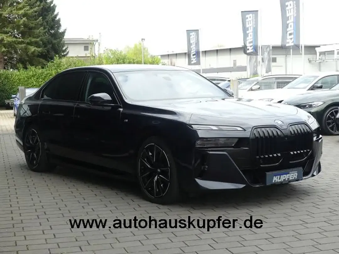 BMW i7 - Thumbnail 4