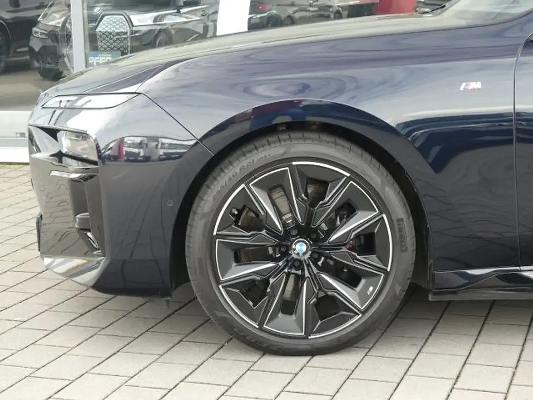 BMW i7 - Thumbnail 5