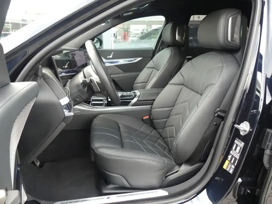 BMW i7 - Thumbnail 7