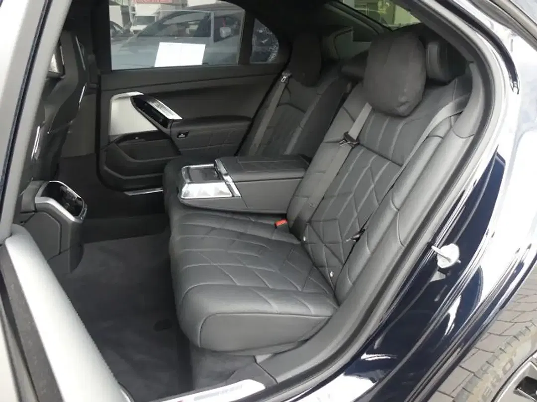 BMW i7 - Thumbnail 8