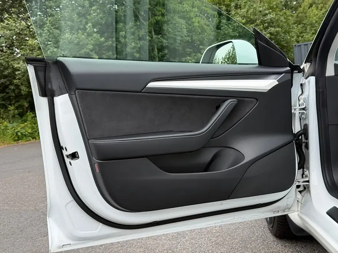 Tesla Model 3 - Thumbnail 10
