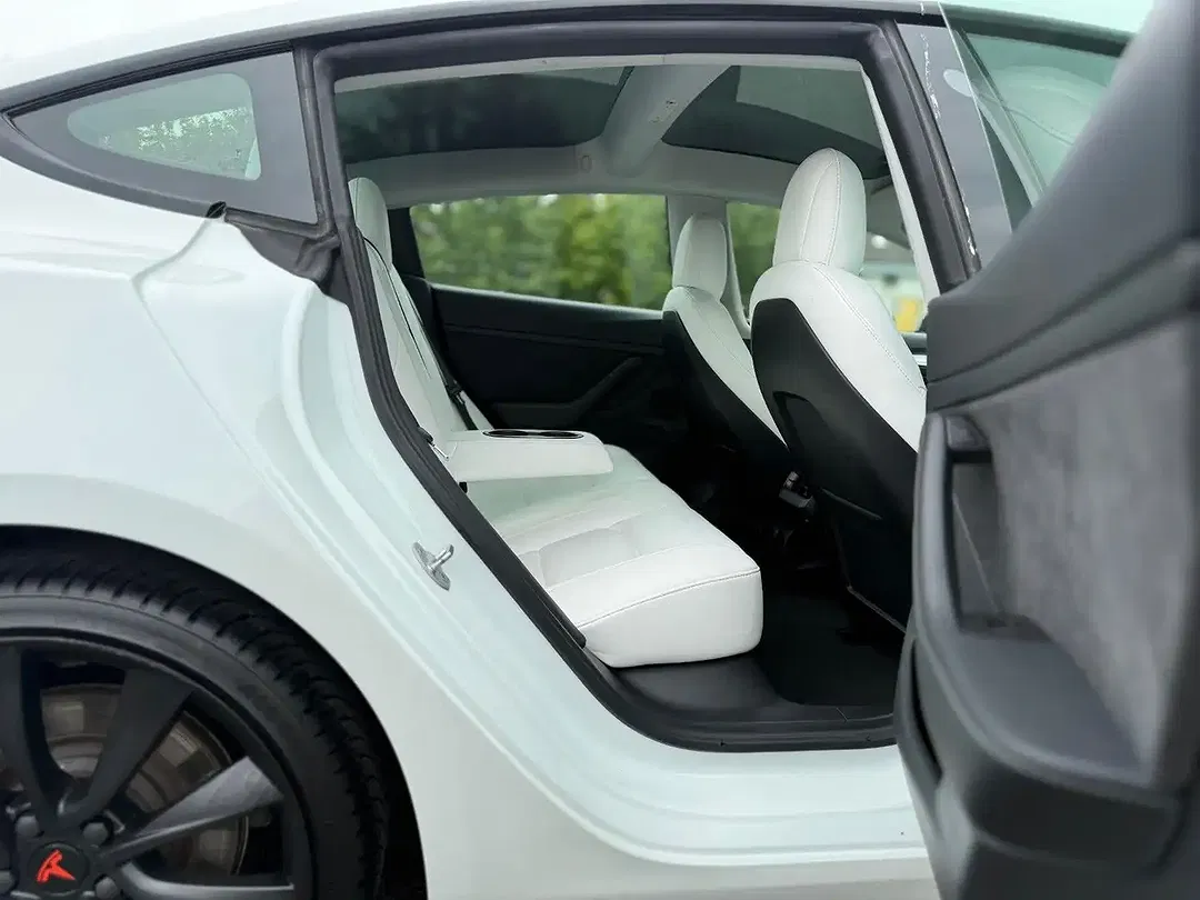 Tesla Model 3 - Thumbnail 11
