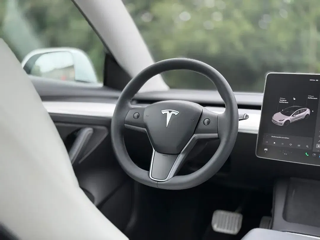Tesla Model 3 - Thumbnail 12