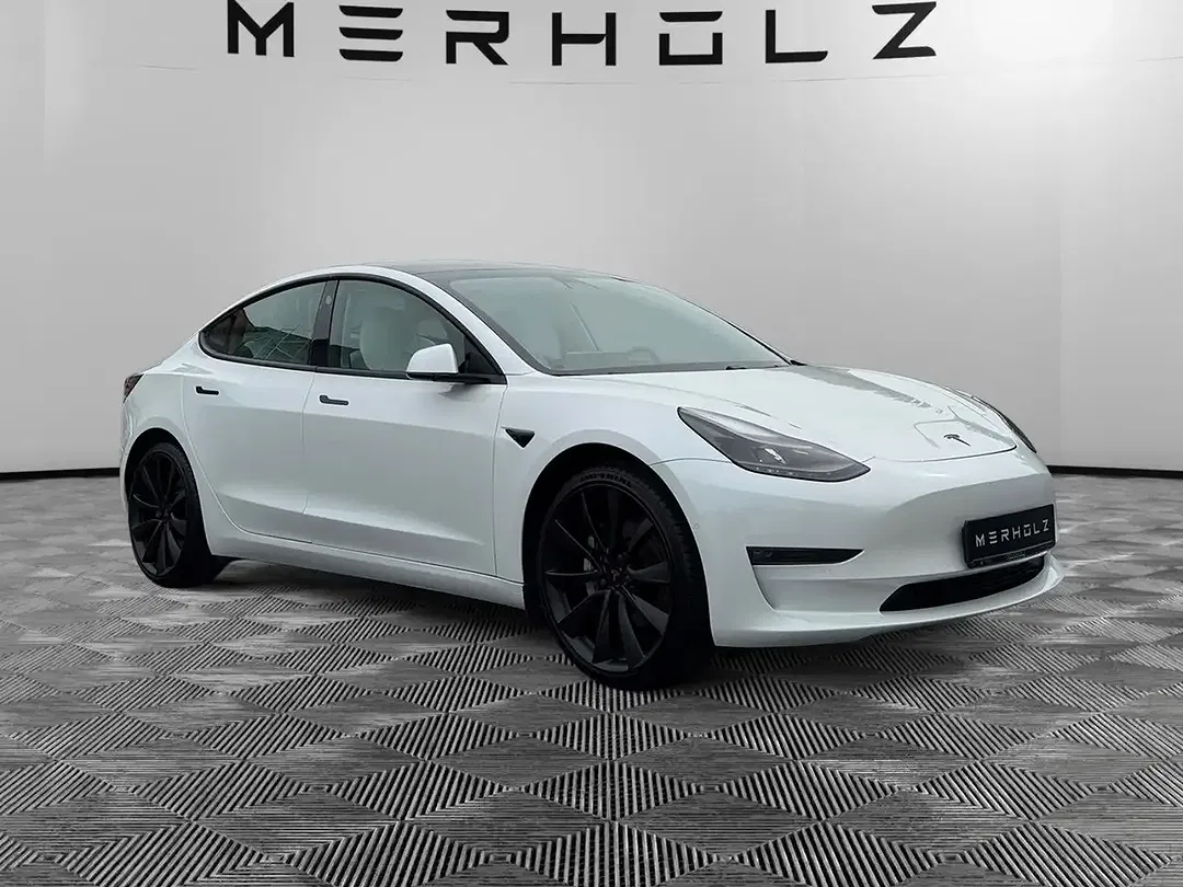 Tesla Model 3 - Thumbnail 3