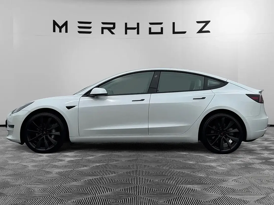 Tesla Model 3 - Thumbnail 4