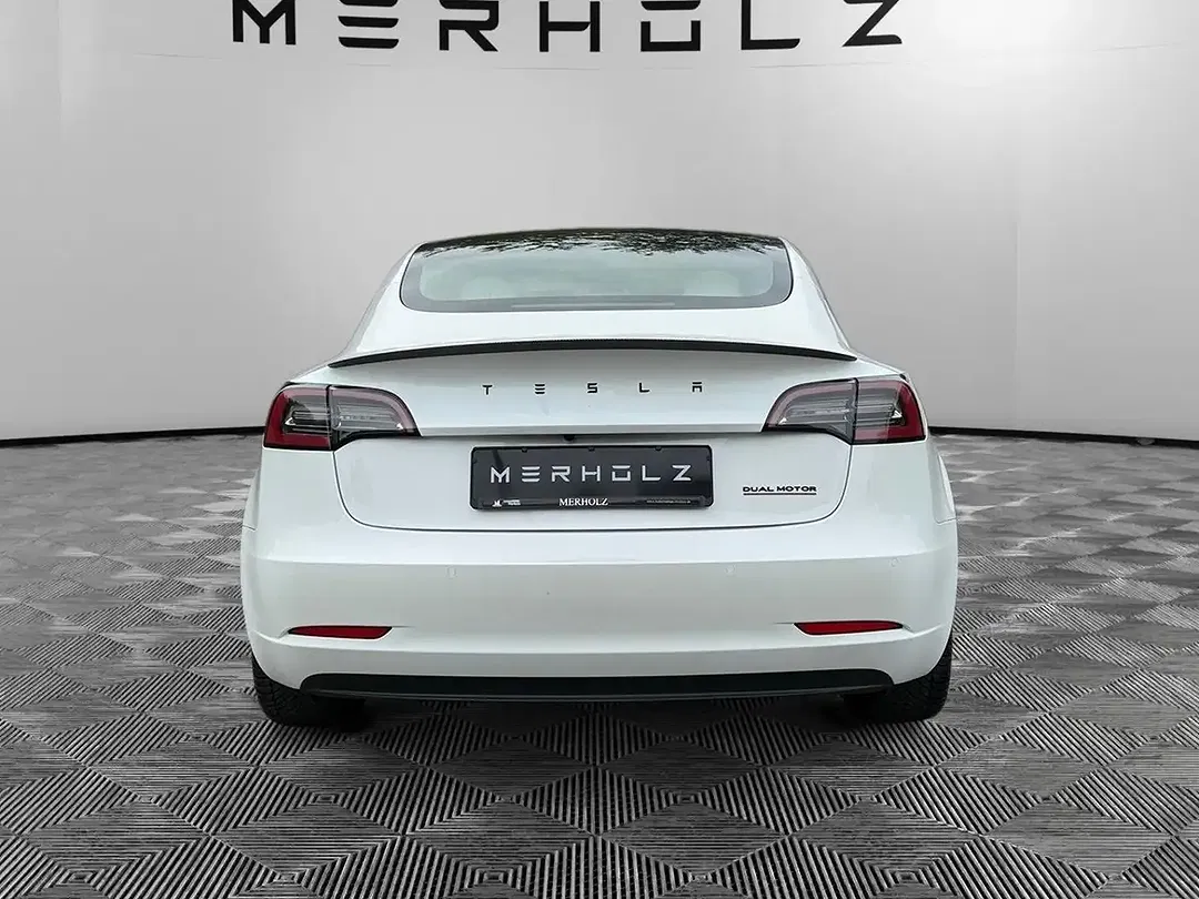 Tesla Model 3 - Thumbnail 6
