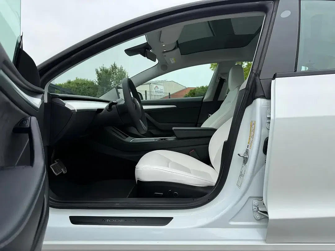 Tesla Model 3 - Thumbnail 9
