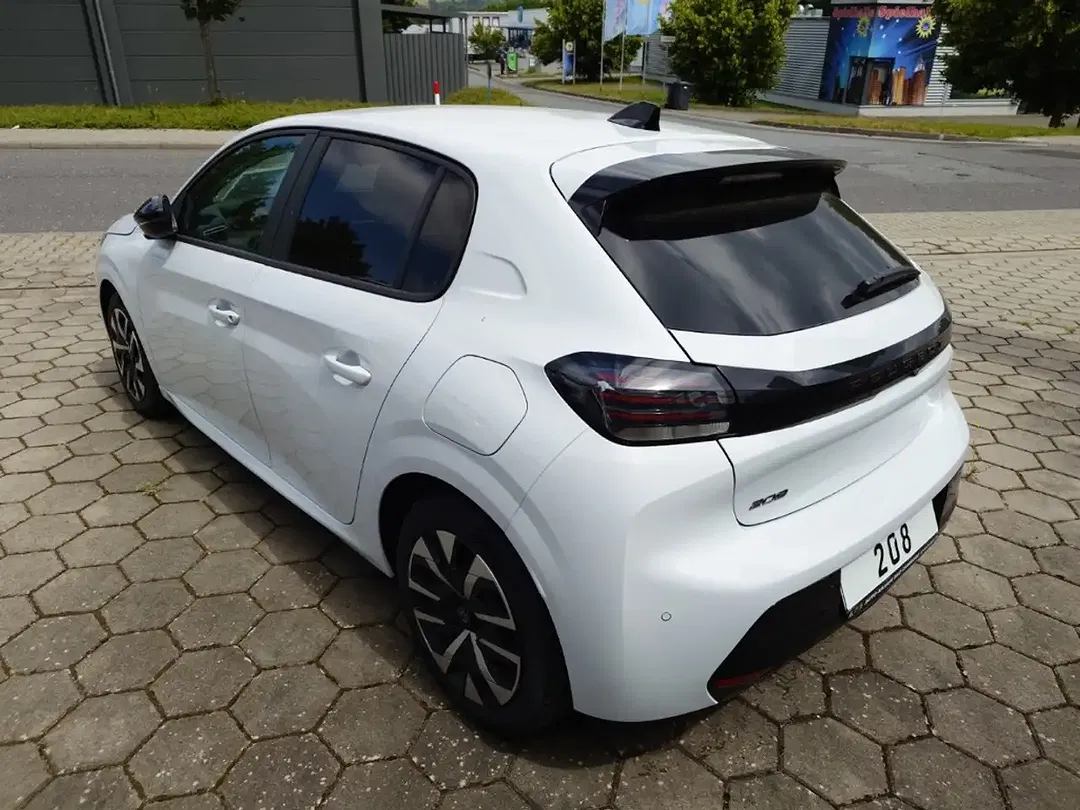 Peugeot 208 - Thumbnail 4