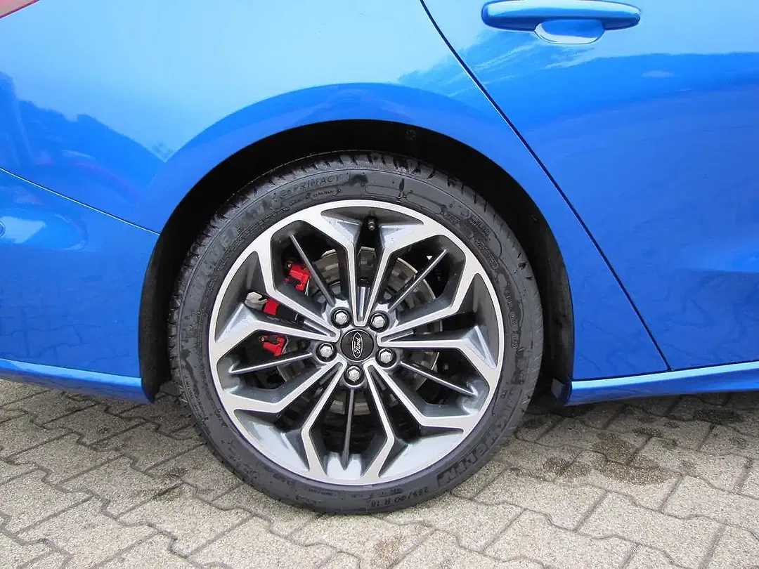 Ford Focus - Thumbnail 3