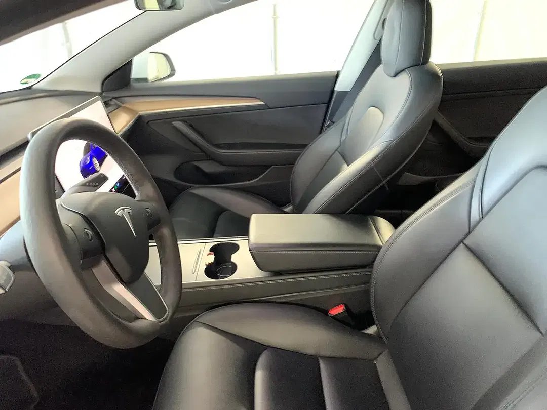 Tesla Model 3 - Thumbnail 10