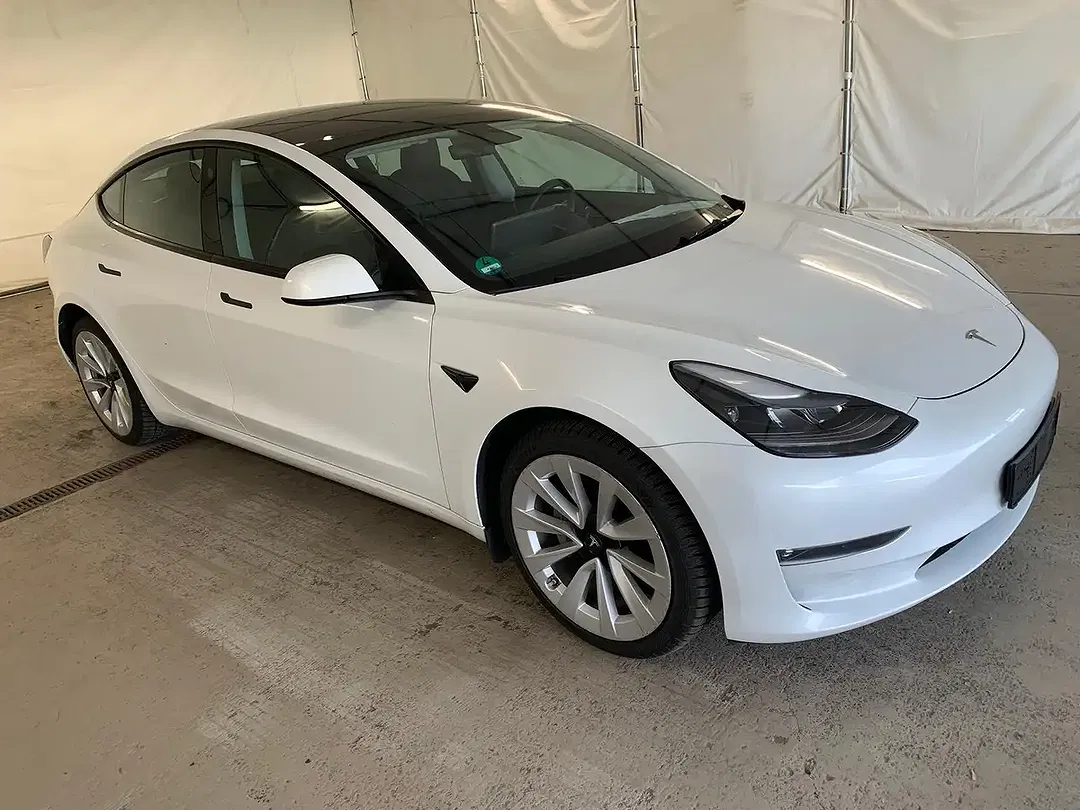 Tesla Model 3 - Thumbnail 2