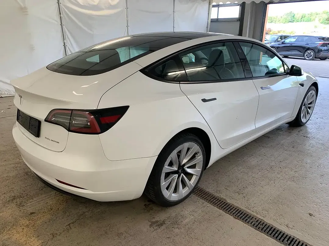 Tesla Model 3 - Thumbnail 5