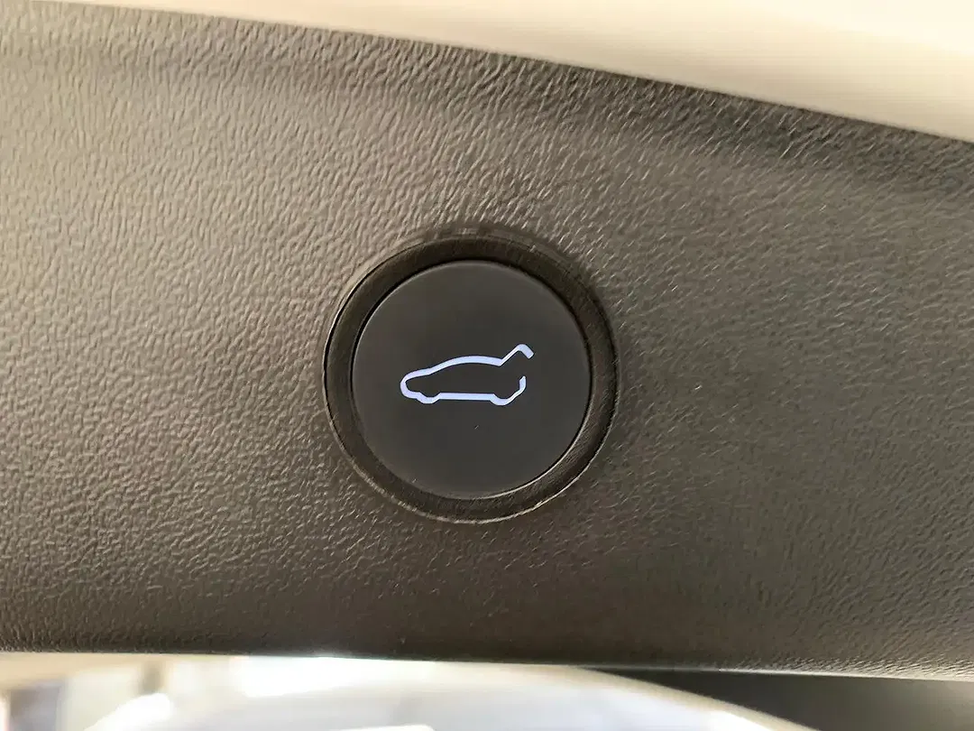 Tesla Model 3 - Thumbnail 7