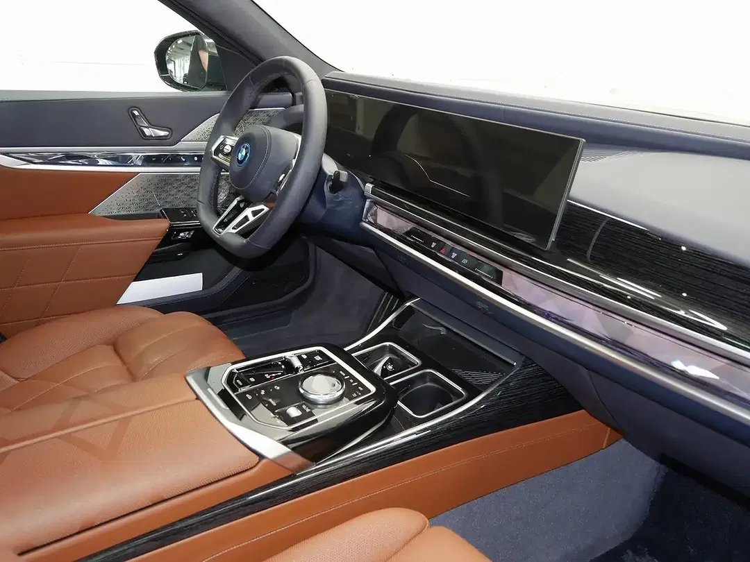 BMW i7 - Thumbnail 3
