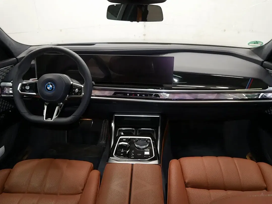 BMW i7 - Thumbnail 5