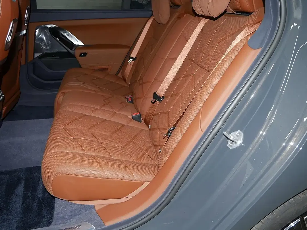 BMW i7 - Thumbnail 6