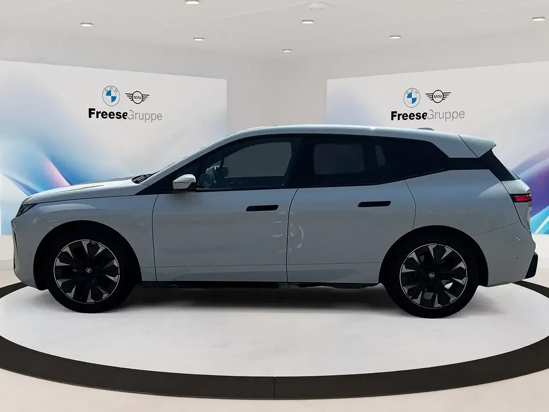 BMW iX - Thumbnail 3