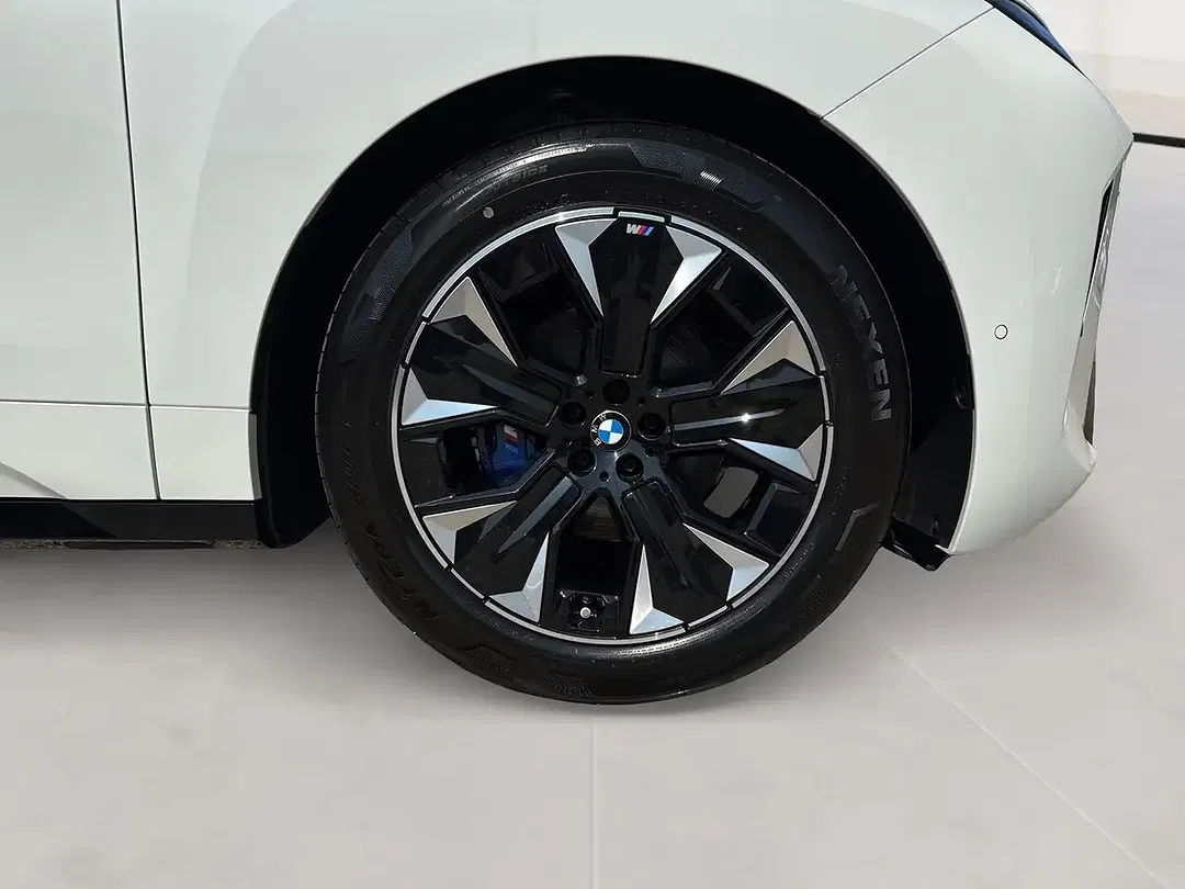 BMW iX - Thumbnail 9