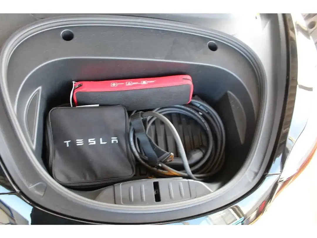 Tesla Model 3 - Thumbnail 11