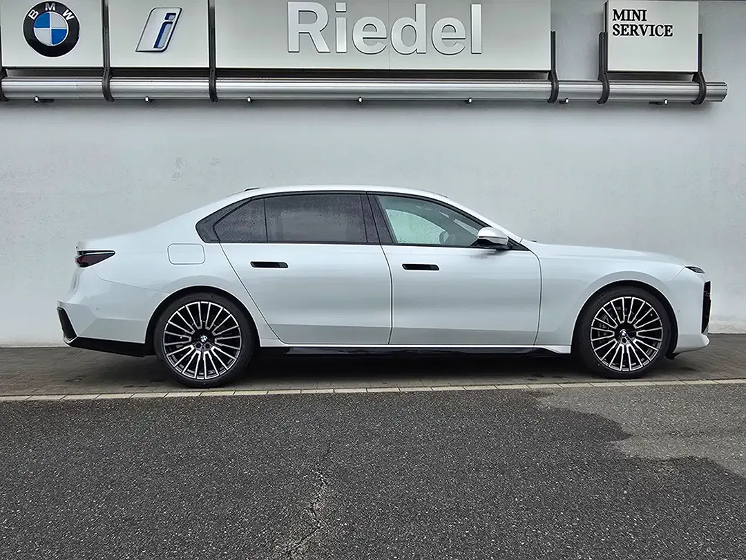 BMW 740 - Thumbnail 2