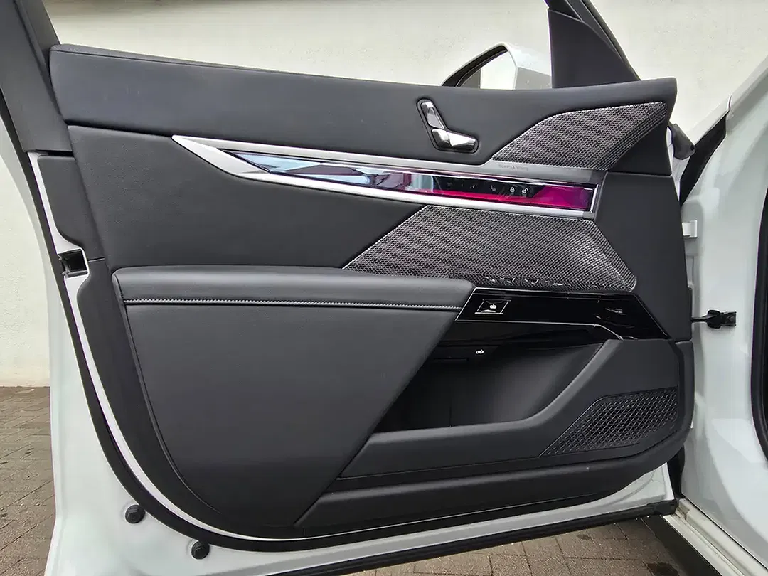 BMW 740 - Thumbnail 19