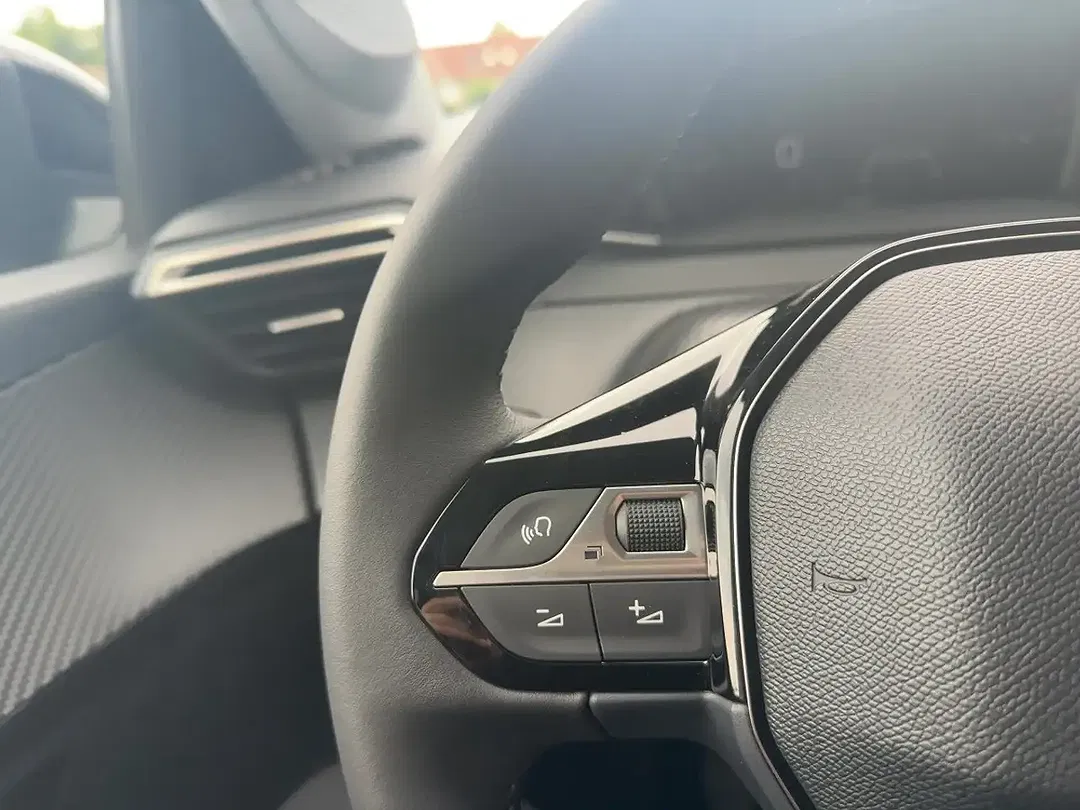 Peugeot 208 - Thumbnail 12