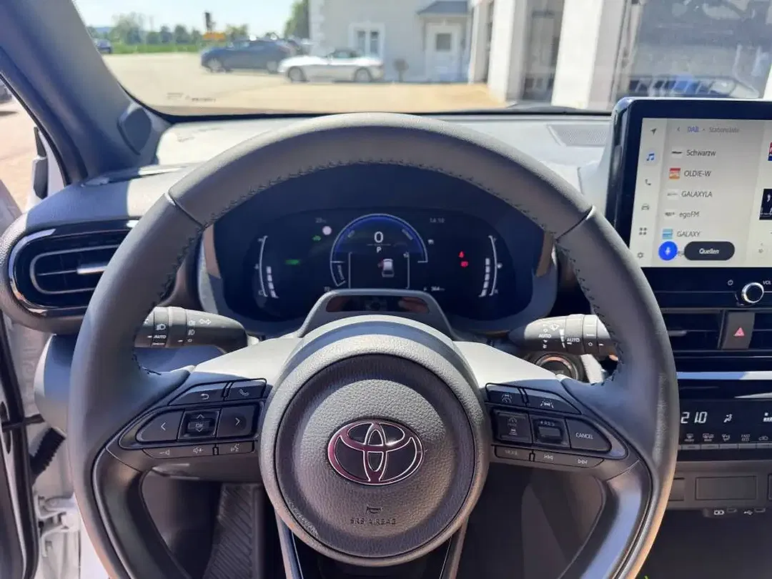 Toyota Yaris Cross - Thumbnail 15