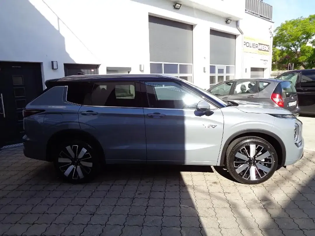 Mitsubishi Outlander - Thumbnail 3