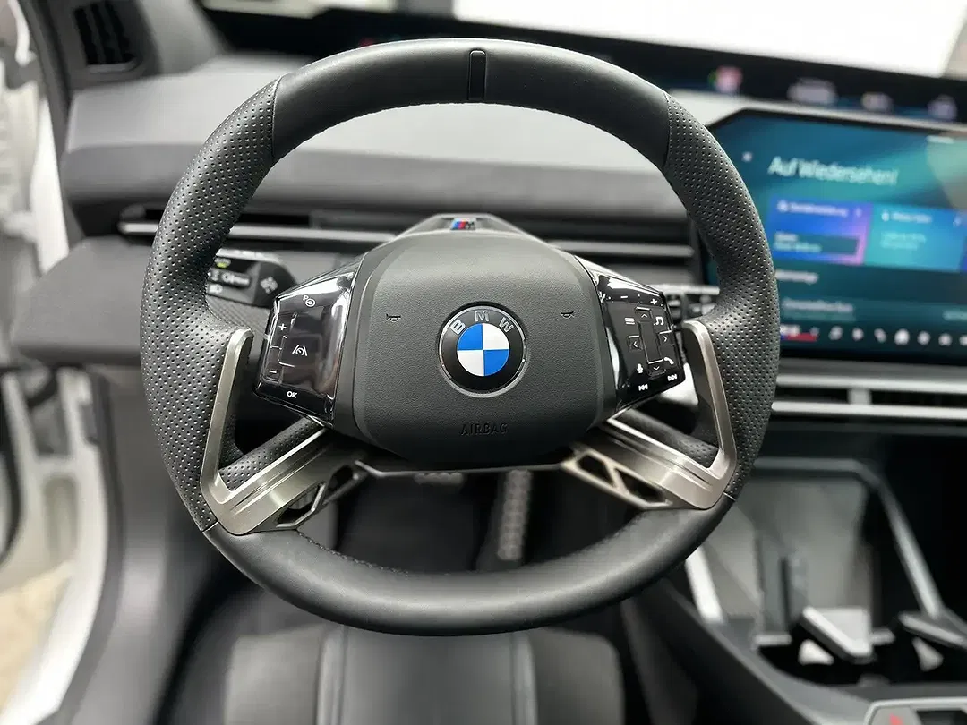 BMW iX3 - Thumbnail 3