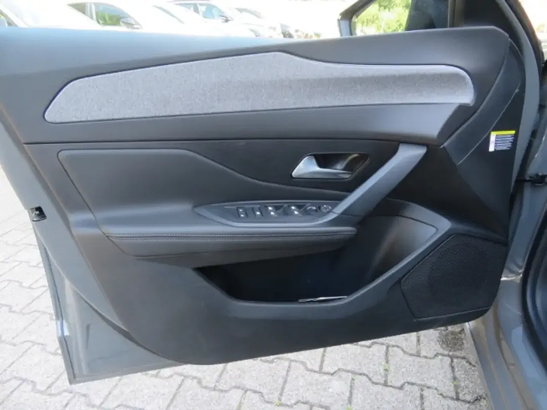 Peugeot 308 - Thumbnail 11