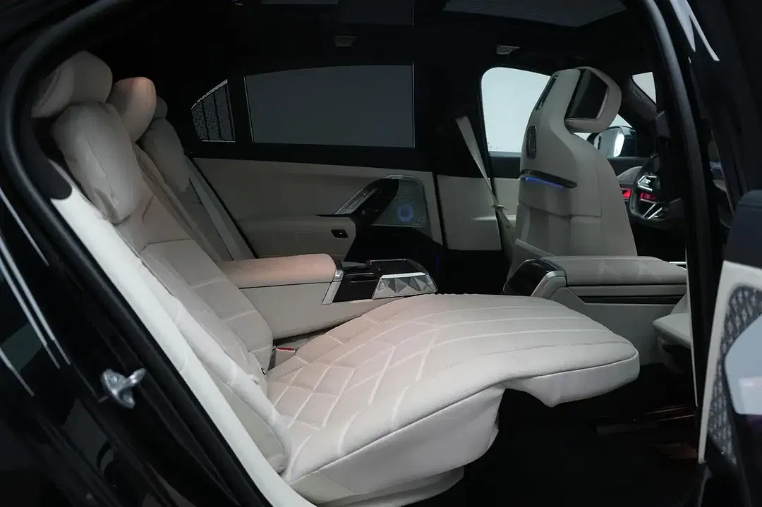 BMW i7 - Thumbnail 10