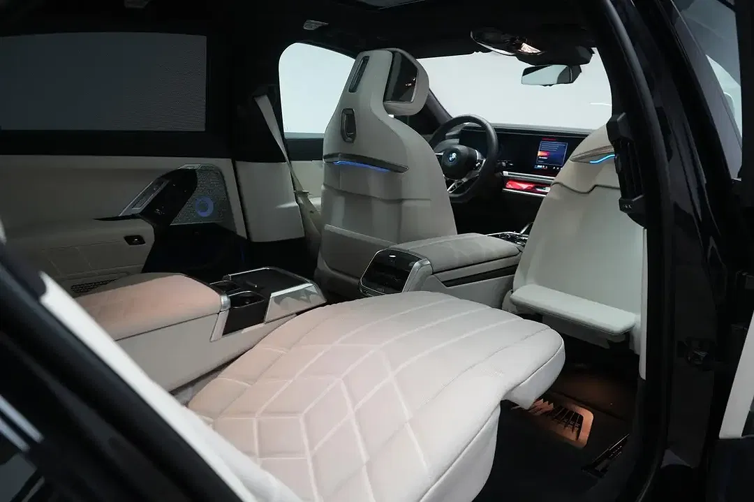 BMW i7 - Thumbnail 11