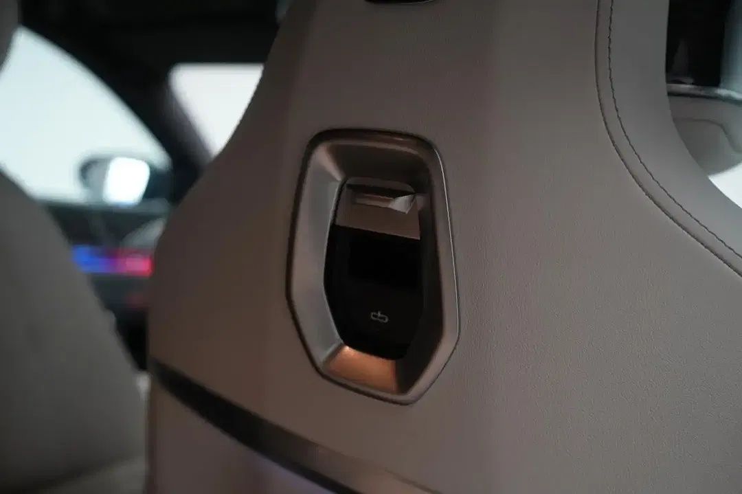 BMW i7 - Thumbnail 12
