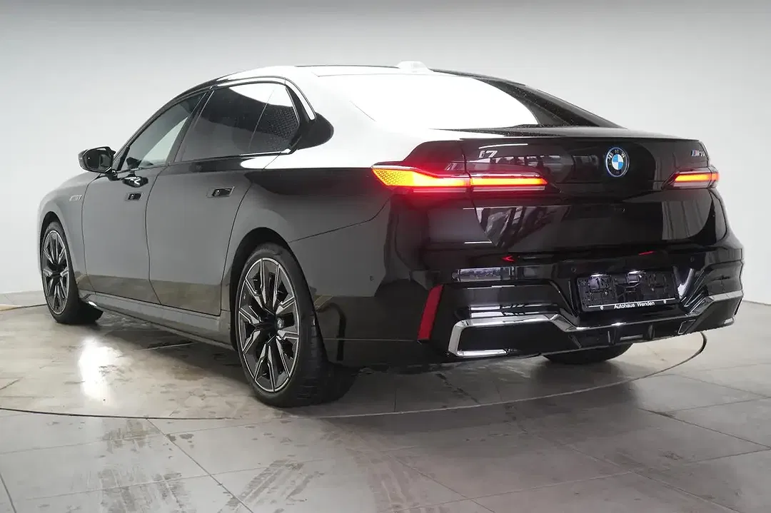 BMW i7 - Thumbnail 4
