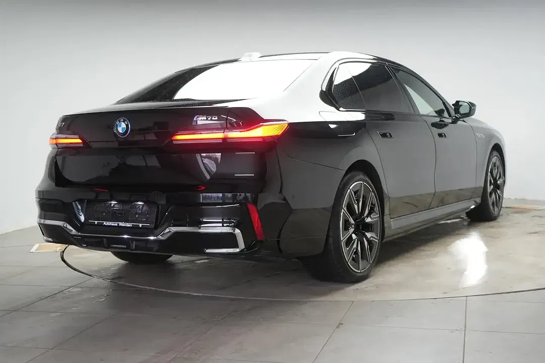 BMW i7 - Thumbnail 5