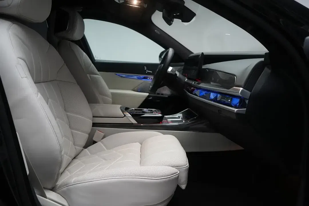 BMW i7 - Thumbnail 6