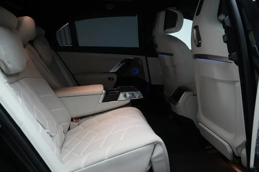 BMW i7 - Thumbnail 9