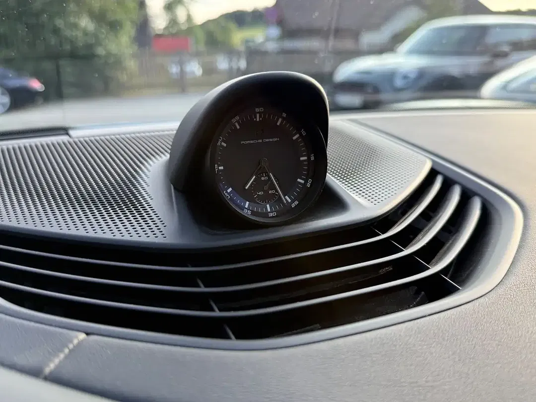 Porsche Taycan - Thumbnail 13