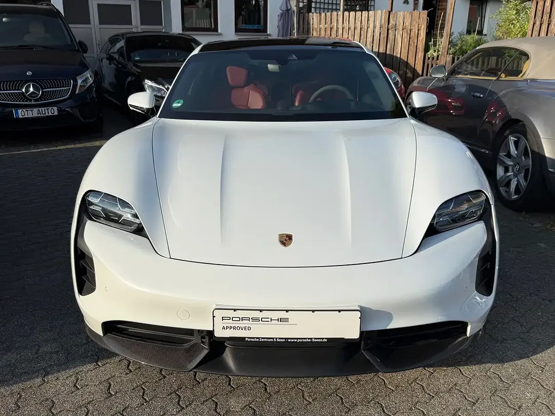 Porsche Taycan - Thumbnail 3