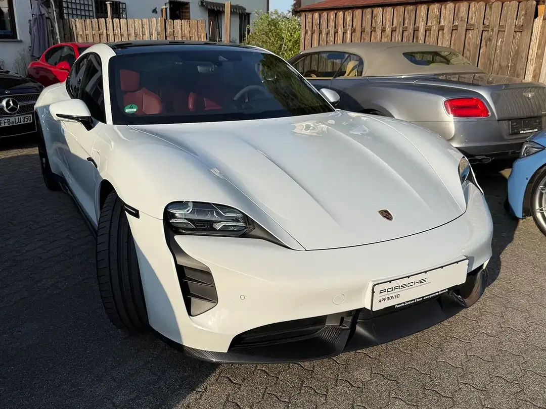 Porsche Taycan - Thumbnail 4