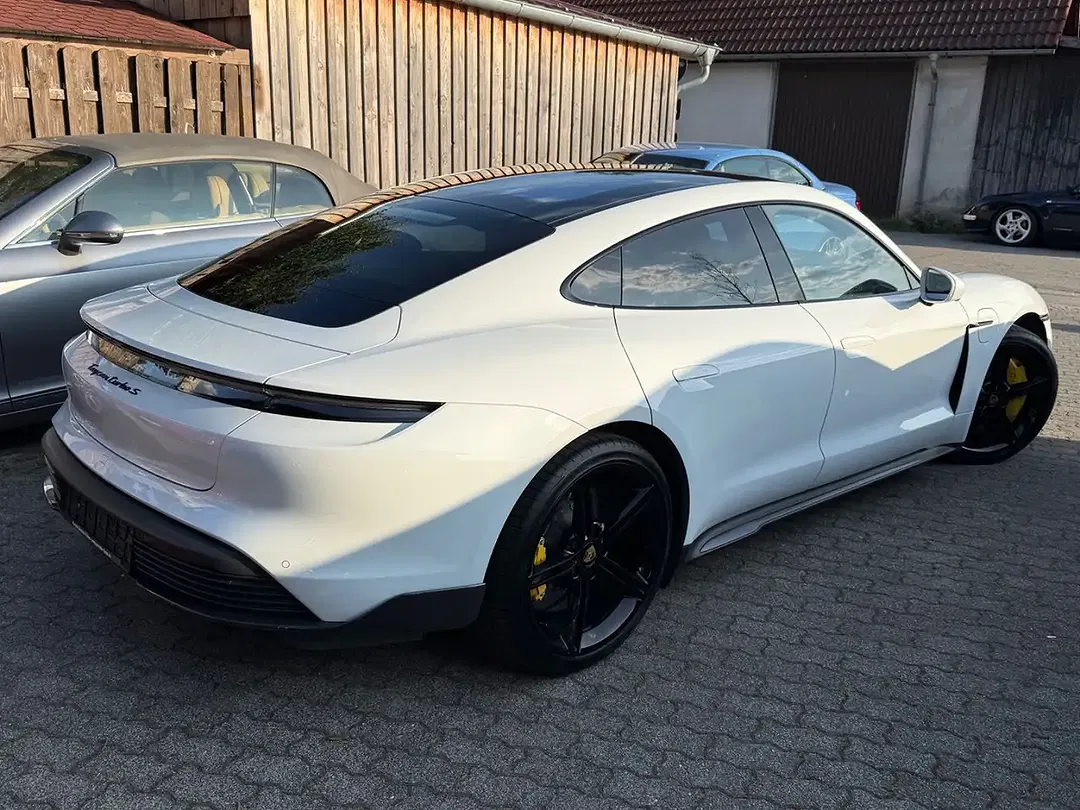 Porsche Taycan - Thumbnail 5