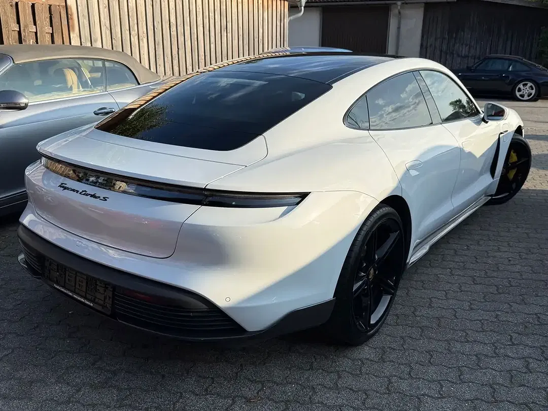 Porsche Taycan - Thumbnail 6