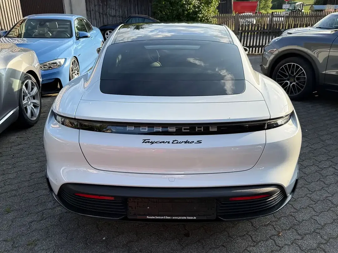 Porsche Taycan - Thumbnail 7