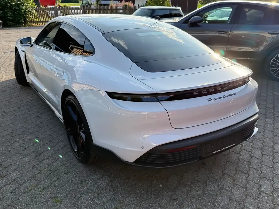 Porsche Taycan - Thumbnail 8